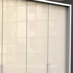 Geräumiger Schlafzimmerschrank Invelita