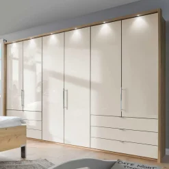 Großer Kleiderschrank Cnutria